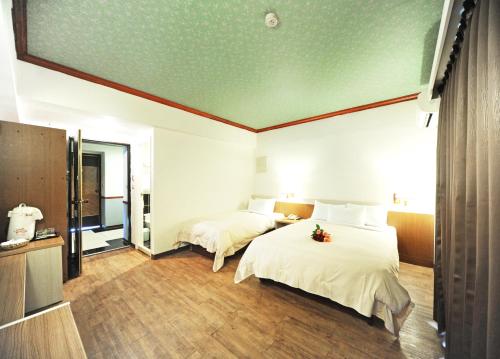 1 double bed, 1 twin bed