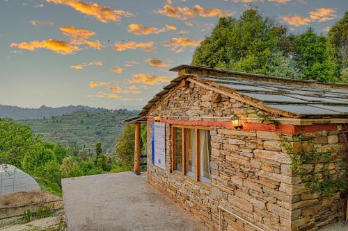 B&B Muktesra - SaffronStays El Sueno, Mukteshwar -Villa serving Pahadi Meals - Bed and Breakfast Muktesra