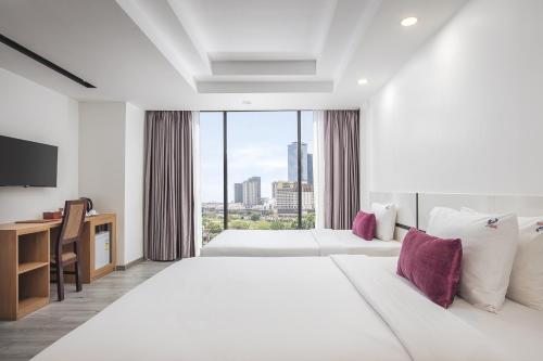 King Grand Boutique Hotel Room Type - Deluxe Triple, 1 Queen Bed + 1 Single Bed King Grand Boutique Hotel Room Type - Deluxe Triple, 1 Queen Bed + 1 Single Bed