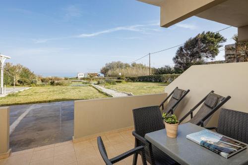  Yiannis Apartments in Adelianos Kampos