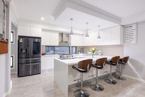 Captivating 5BR Pet Friendly Home with Fully Fully Equiped Kitchen And Fast WIFI