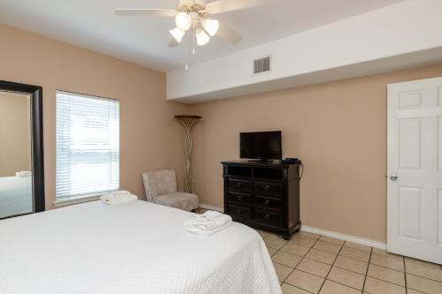 Waterfront Retreat B-1 by Padre Escapes - image 10