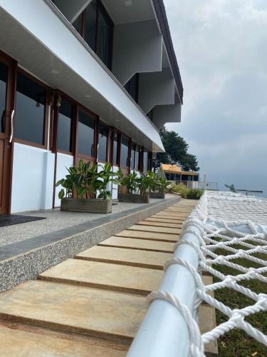 Балкон/терраса, De Pointé Resort & Resto near Центр агротуризма Gunung Mas