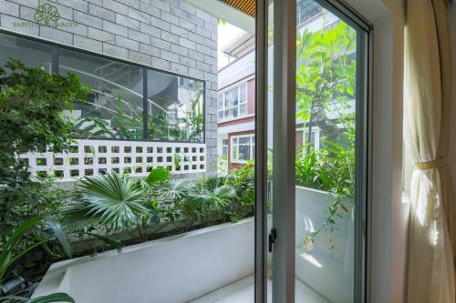 Studio with Balcony and City View image 7