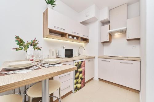 Apartment Krakowska 39 with AC & PARKING & LOGGIA Wrocław by Noclegi Renters, Breslau (Foto 8)
