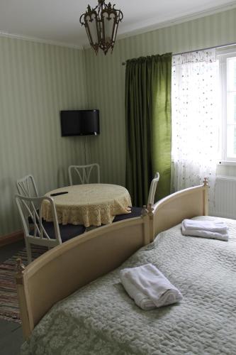 1 queen bed, 2 twin beds