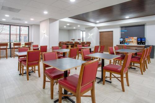 Holiday Inn Express Hotel & Suites Fort Wayne an IHG Hotel - image 6