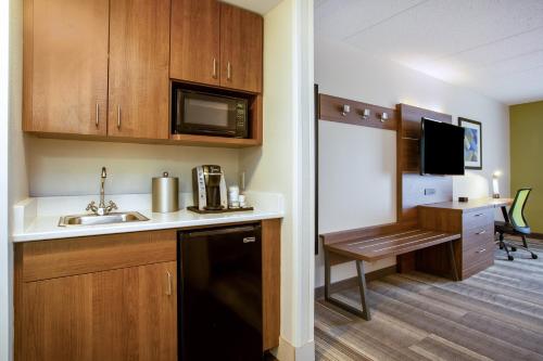 Holiday Inn Express Hotel & Suites Fort Wayne an IHG Hotel - image 13