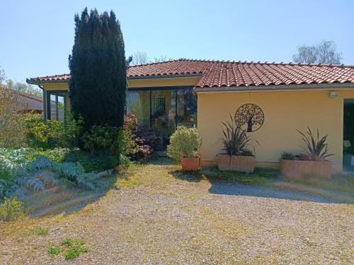 Maison de 2 chambres avec jacuzzi jardin clos et wifi a Lisle sur Tarn