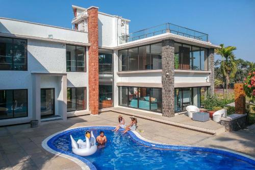 Our Beloved Summer by StayVista - Offering a swimming pool, expansive lawn, tennis court, and a relaxing Jacuzzi photo 4