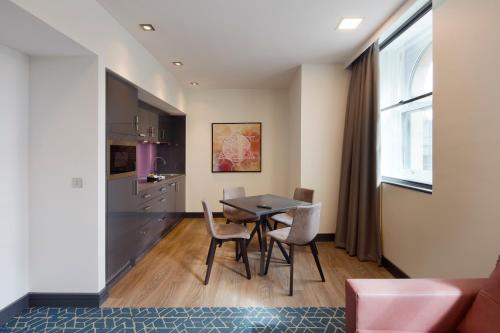 Roomzzz Manchester Corn Exchange - image 8