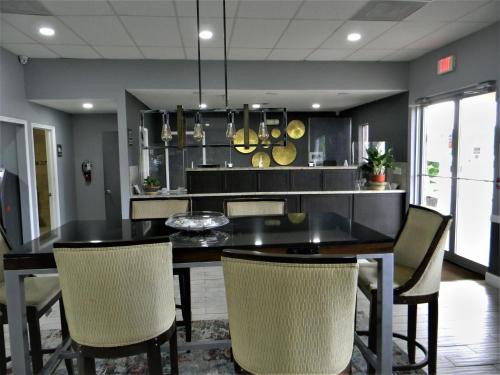 餐廳, 菲爾韋旅館 - 佛羅里達市 (Fairway Inn Florida City) in 佛羅里達市