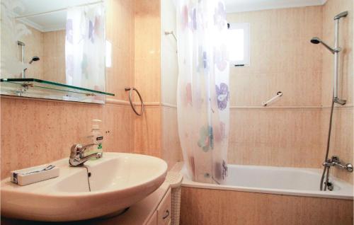 Two-Bedroom Apartment in Torrevieja-La Mata - image 12