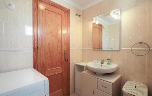 Two-Bedroom Apartment in Torrevieja-La Mata - image 7