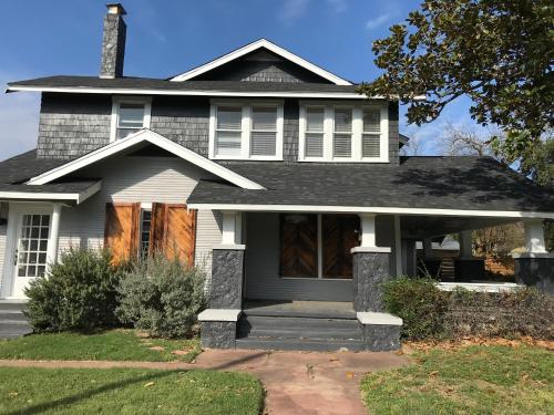 Luxurious 6 bedroom villa near downtown thumb 2