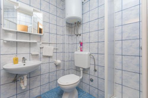 One-Bedroom Apartment image 7