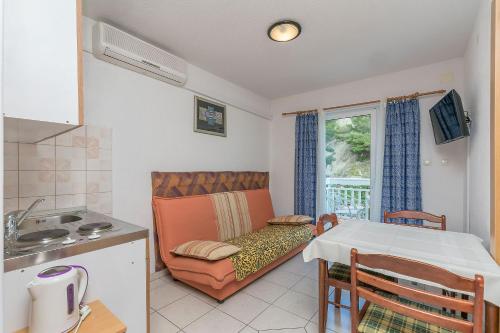 One-Bedroom Apartment image 5