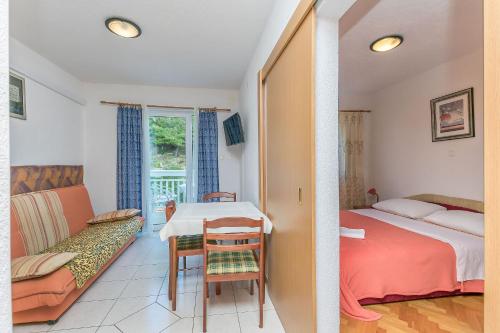 One-Bedroom Apartment image 3