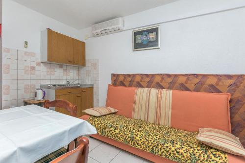 One-Bedroom Apartment image 4