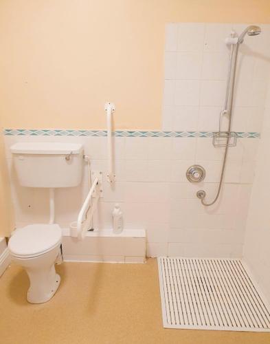 חדר אמבטיה, Glendalough International Youth Hostel in וויקלאו