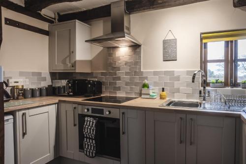 Konyha, River Cottage, Melverley in Llandysilio