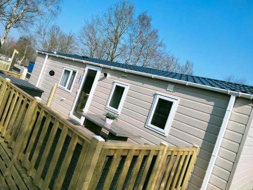 BJ Chalets - De Rug 1 - Vakantiepark Lauwersoog - LUXE chalet met vaatwasser! Vroege incheck! – khách sạn tại Lauwersoog