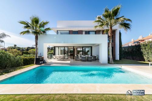  Extravagant 5-BDRM Villa - HEATED POOL & GYM in Estepona