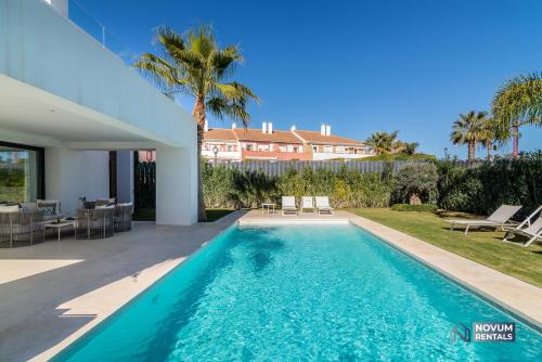  Extravagant 5-BDRM Villa - HEATED POOL & GYM in Estepona