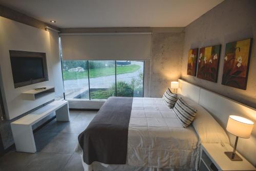 1 queen bed, 1 twin bed