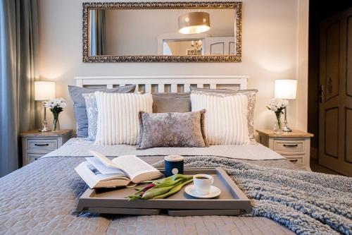 1 queen bed, 1 sofa bed