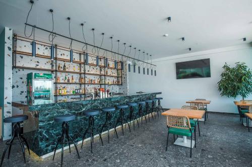 Mazoren Art Hotel - image 8