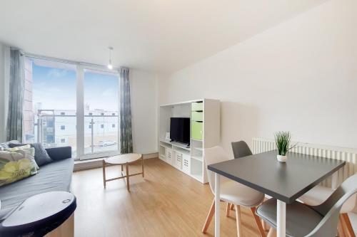 Two bed Apartment by London Docklands