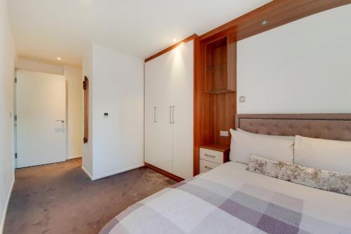 FREE PARKING - Two bed Apartment by London Docklands