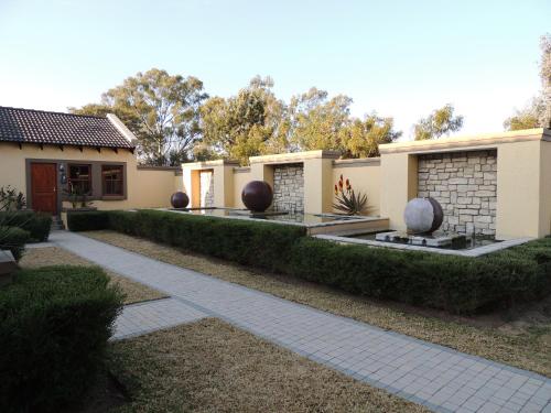 Strawberry Fields Country Manor Guest House - image 4