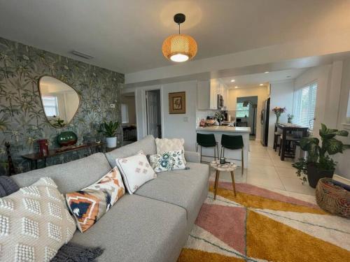 Jungle Cottage with luxury pool, hot tub and more! in 萊克沃思