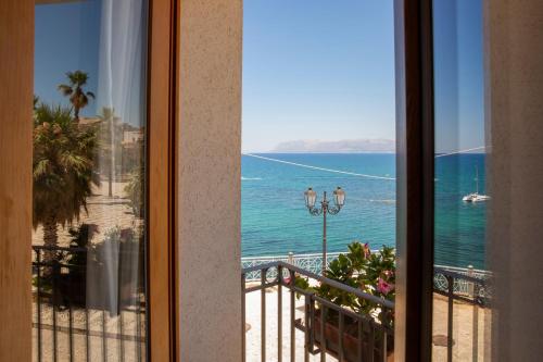 Superior Double Room with Balcony and Sea View image 4