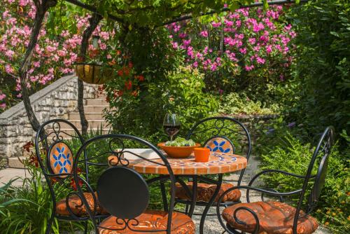 حديقة, Villa Franka Nedešćina (Villa Franka Nedescina) in Nedescina