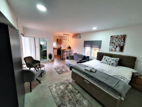 1 queen bed, 1 sofa bed