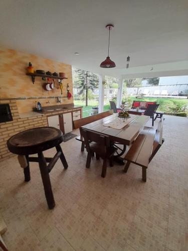 Iekārtas, Casa com piscina, espaço gourmet e salão de jogos. (Casa com piscina, espaco gourmet e salao de jogos.) in Guapimirim