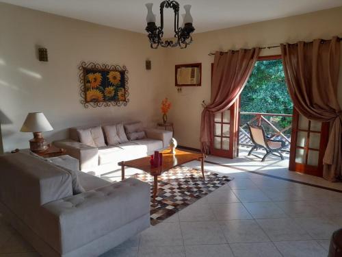 Casa com piscina, espaço gourmet e salão de jogos. (Casa com piscina, espaco gourmet e salao de jogos.) in Guapimirim