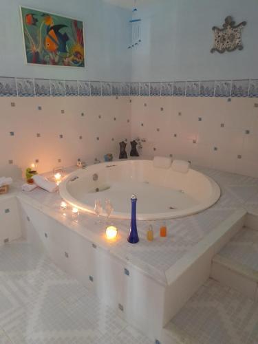 Karstais baseins, Casa com piscina, espaço gourmet e salão de jogos. (Casa com piscina, espaco gourmet e salao de jogos.) in Guapimirim