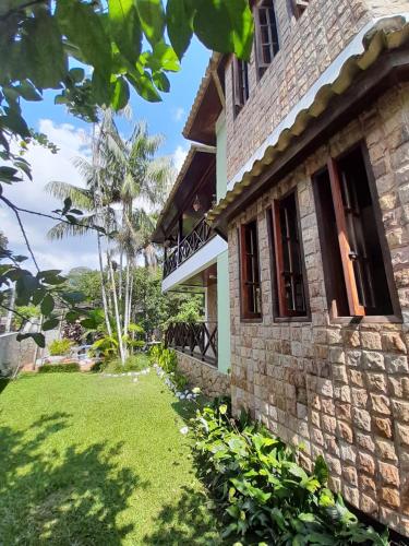 Viesnīcas āriene, Casa com piscina, espaço gourmet e salão de jogos. (Casa com piscina, espaco gourmet e salao de jogos.) in Guapimirim
