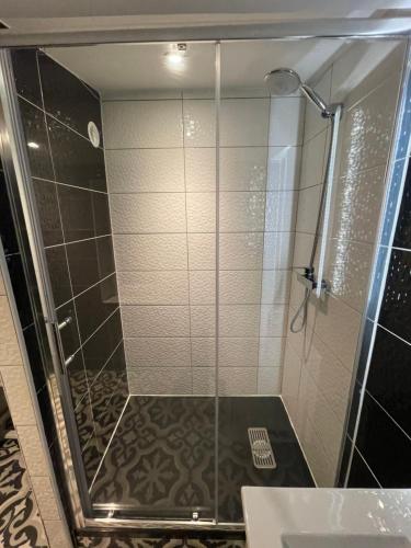 Le Black & White, hyper centre - paisible- wifi HD- NETFLIX- proche gare -Ideal couple et business in 니오르