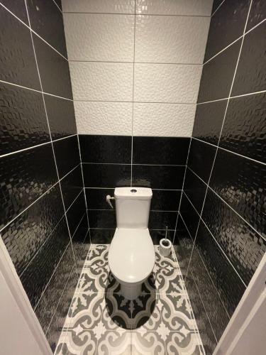 Le Black & White, hyper centre - paisible- wifi HD- NETFLIX- proche gare -Ideal couple et business in Niort