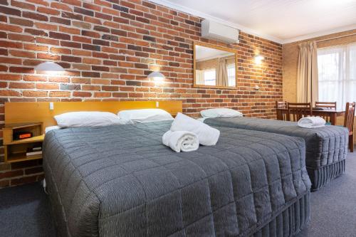 1 double bed, 3 twin beds
