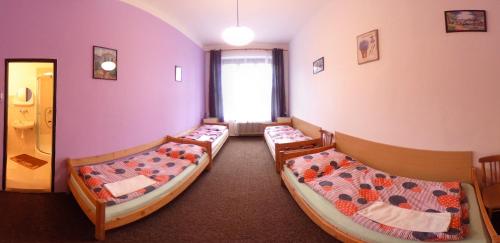 1 double bed, 2 twin beds
