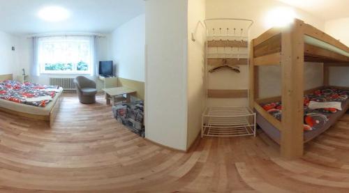 1 double bed, 1 bunk bed