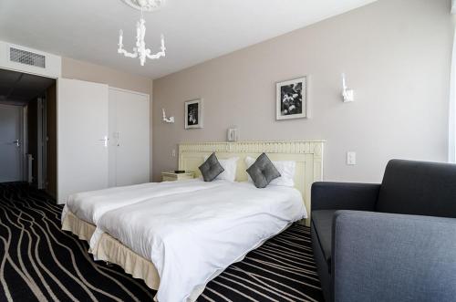 2 twin beds, 1 sofa bed