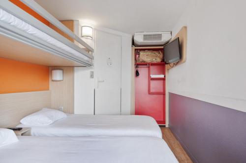 2 twin beds, 1 bunk bed