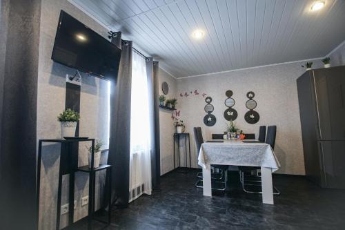 Modern mitten in der Stadt und doch sehr ruhig 2 Minuten zu Therme in บัด เอมส์